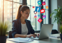 Jeune femme professionnelle travaillant sur un laptop avec icônes sociales flottantes