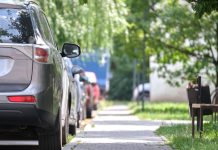 Le panneau dépose-minute : une solution efficace pour améliorer le stationnement urbain