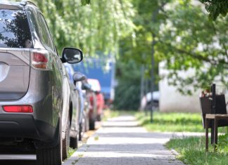 Le panneau dépose-minute : une solution efficace pour améliorer le stationnement urbain