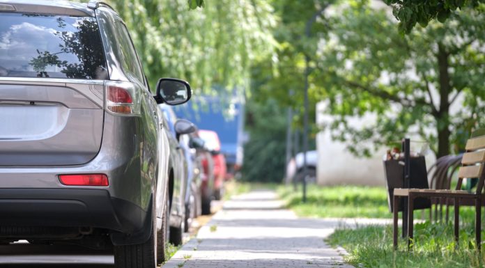 Le panneau dépose-minute : une solution efficace pour améliorer le stationnement urbain