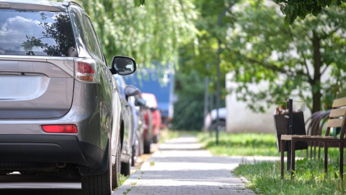 Le panneau dépose-minute : une solution efficace pour améliorer le stationnement urbain